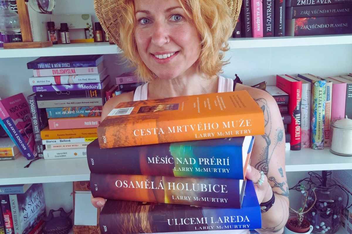 žena drží hromádku knih, knižní sérii Osamělá holubice